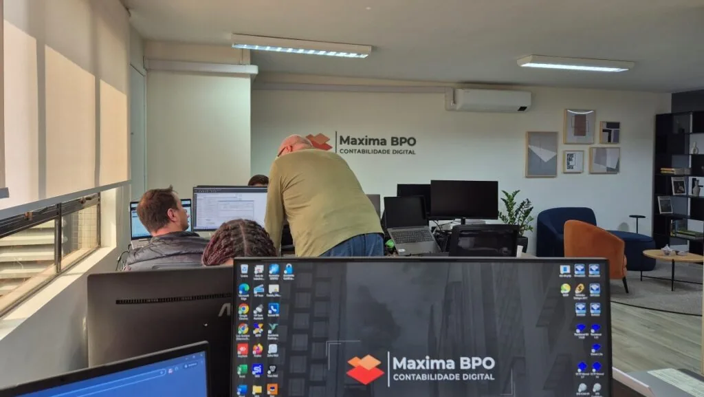 Equipe da Maxima BPO trabalhando no escritório em Curitiba
